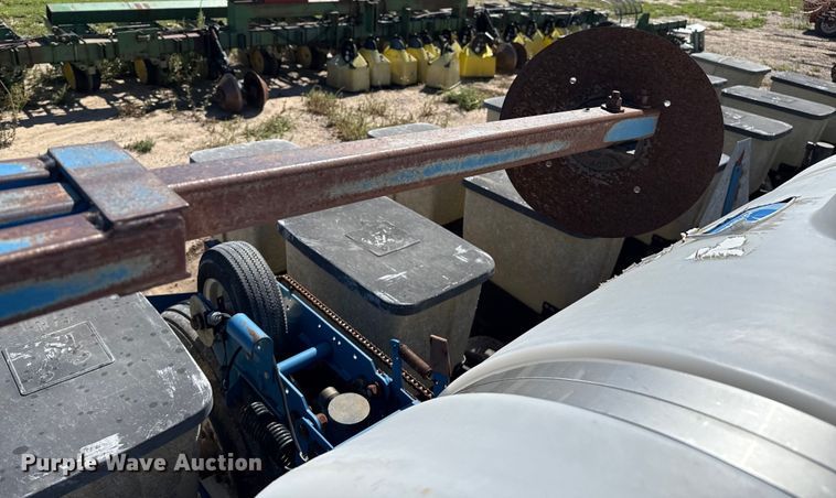 image for item EP0511 Kinze 2000 planter