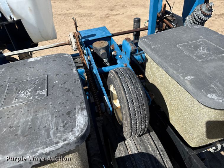 image for item EP0511 Kinze 2000 planter