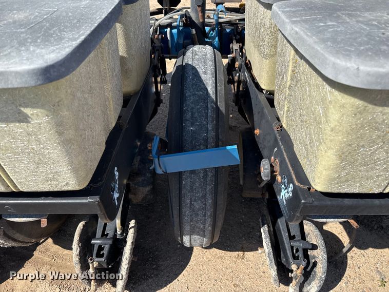 image for item EP0511 Kinze 2000 planter