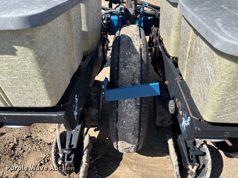 image for item EP0511 Kinze 2000 planter