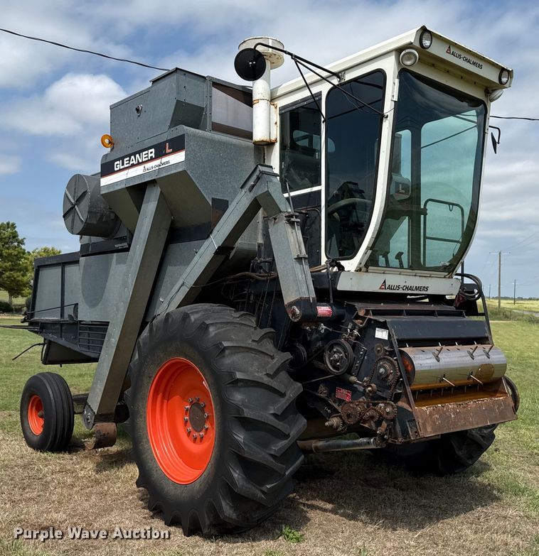 image for item EP0526 Gleaner L combine