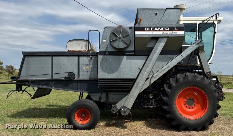 image for item EP0526 Gleaner L combine