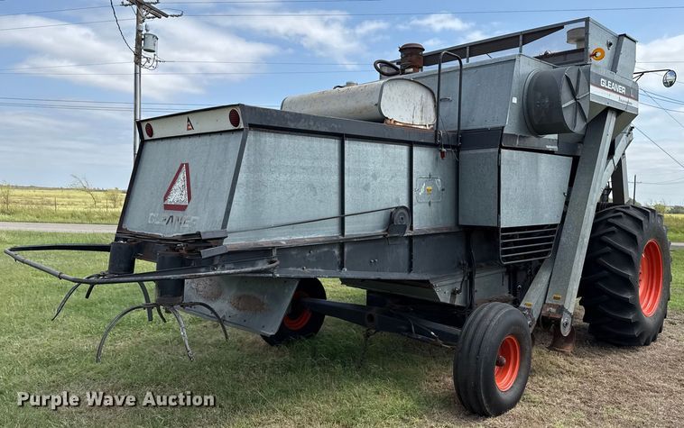 image for item EP0526 Gleaner L combine