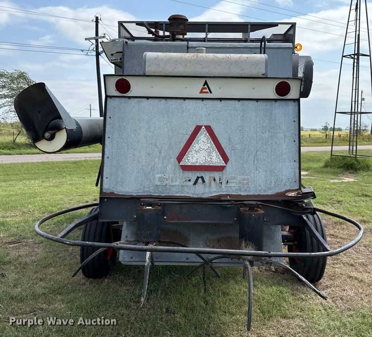 image for item EP0526 Gleaner L combine