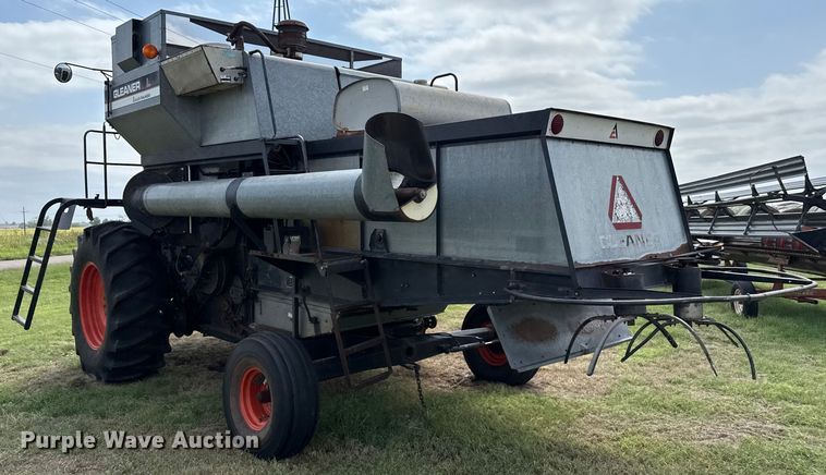 image for item EP0526 Gleaner L combine
