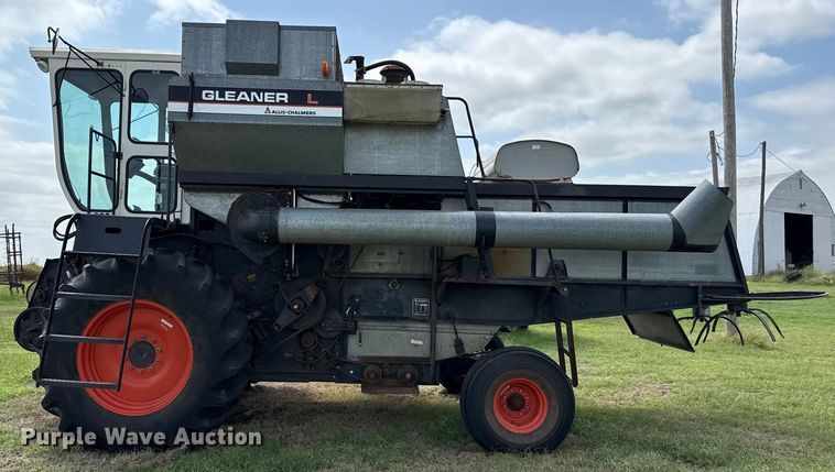 image for item EP0526 Gleaner L combine