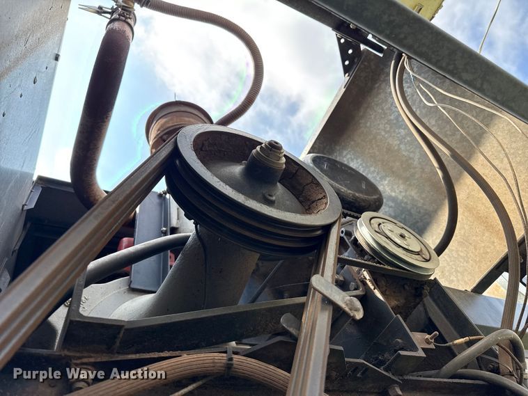 image for item EP0526 Gleaner L combine