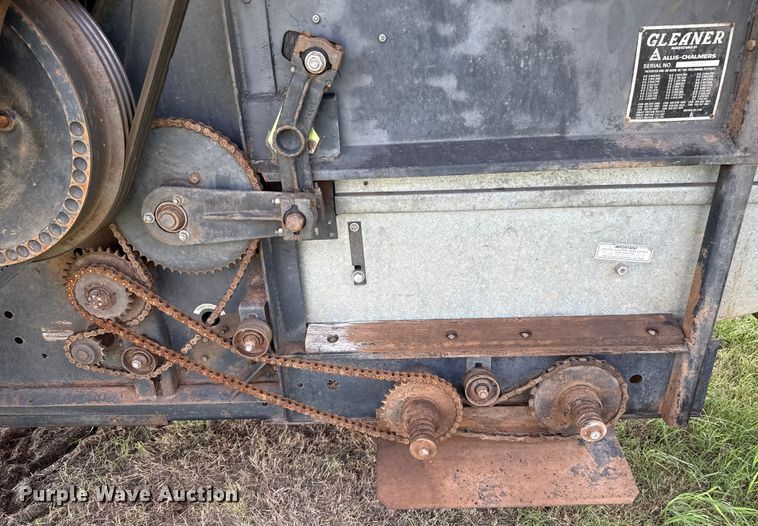 image for item EP0526 Gleaner L combine