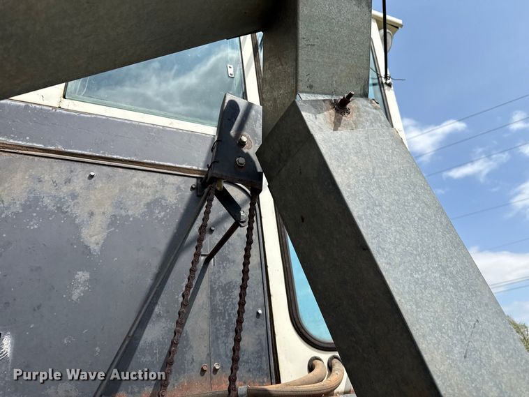 image for item EP0526 Gleaner L combine