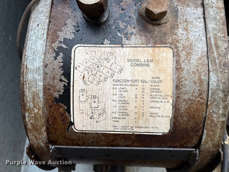 image for item EP0526 Gleaner L combine