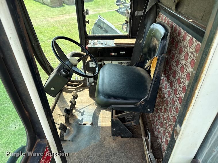 image for item EP0526 Gleaner L combine