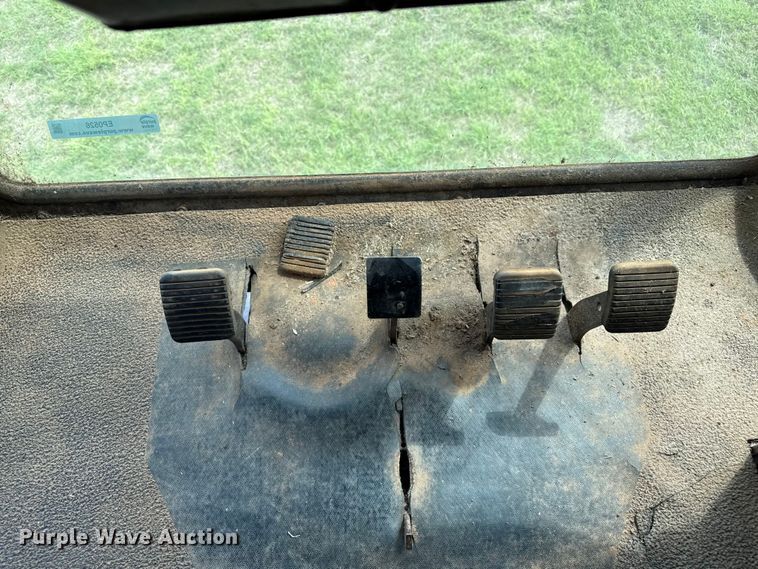 image for item EP0526 Gleaner L combine