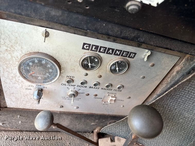 image for item EP0526 Gleaner L combine