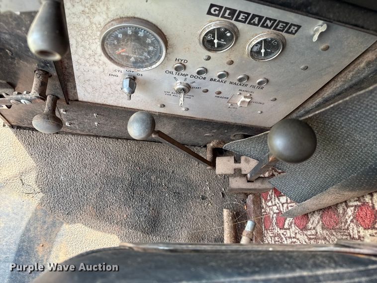 image for item EP0526 Gleaner L combine