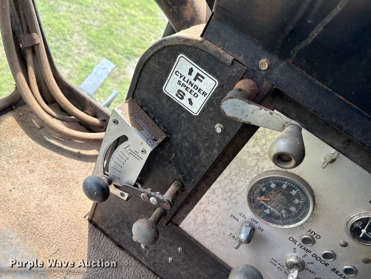 image for item EP0526 Gleaner L combine