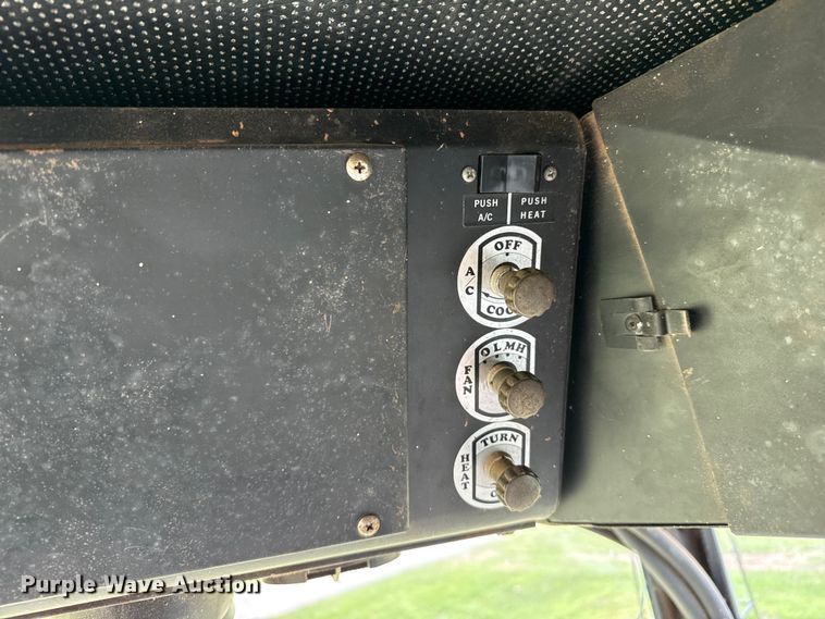 image for item EP0526 Gleaner L combine