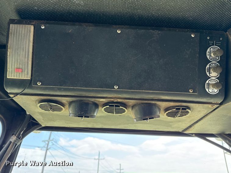 image for item EP0526 Gleaner L combine