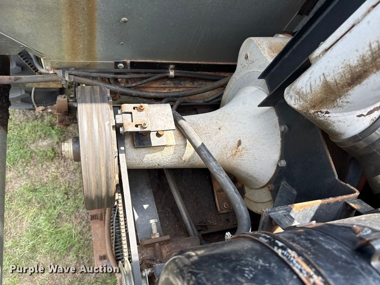 image for item EP0526 Gleaner L combine