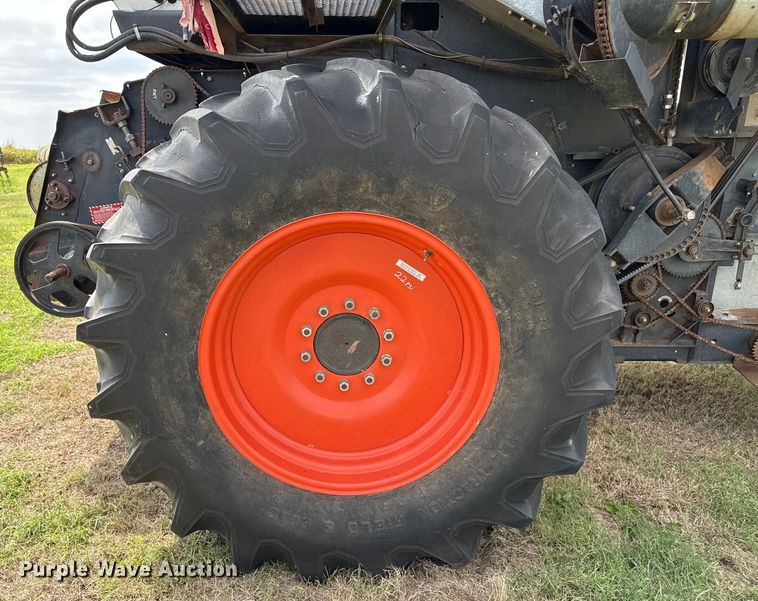image for item EP0526 Gleaner L combine
