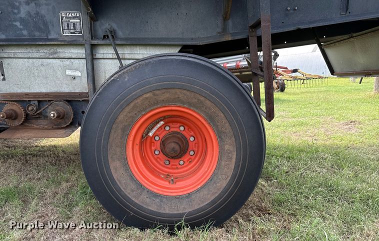image for item EP0526 Gleaner L combine