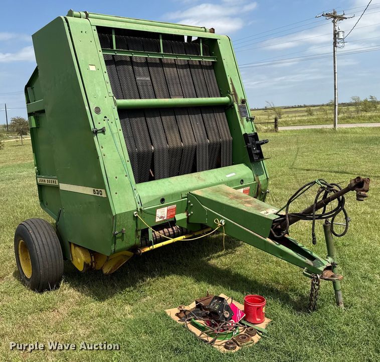 image for item EP0529 1985 John Deere 530 round baler