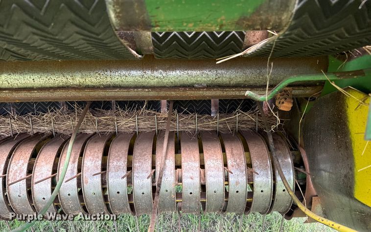 image for item EP0529 1985 John Deere 530 round baler