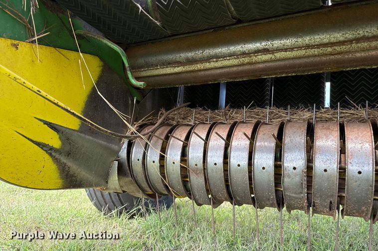 image for item EP0529 1985 John Deere 530 round baler