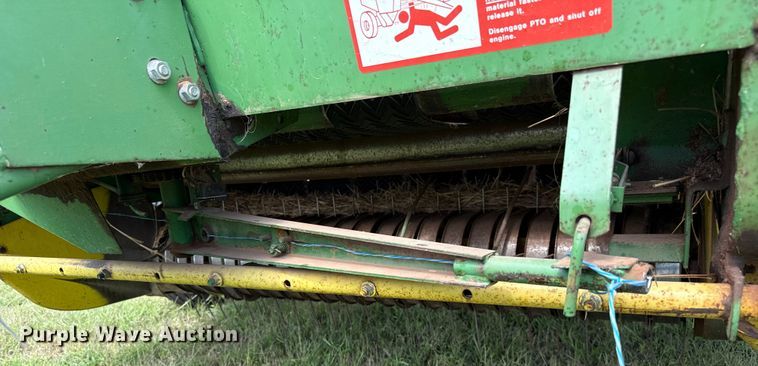image for item EP0529 1985 John Deere 530 round baler