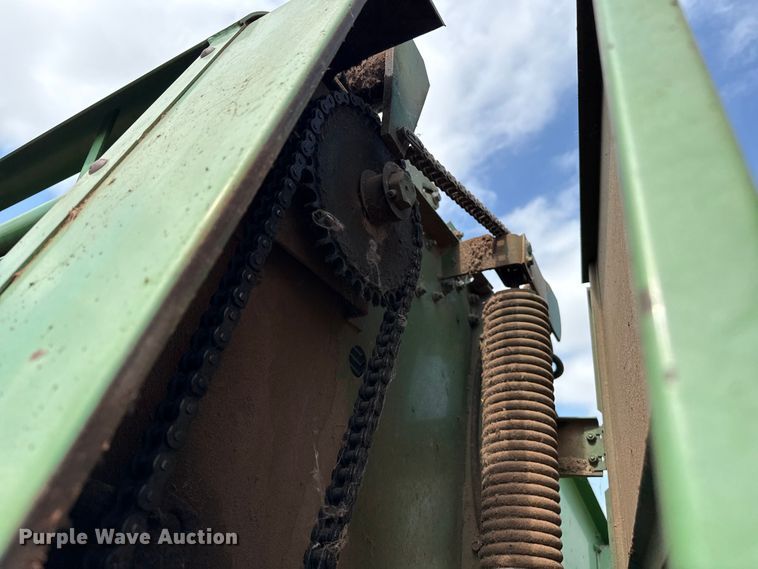 image for item EP0529 1985 John Deere 530 round baler