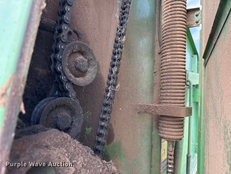 image for item EP0529 1985 John Deere 530 round baler