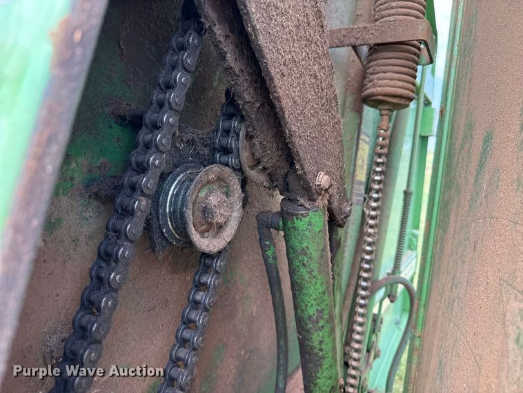 image for item EP0529 1985 John Deere 530 round baler