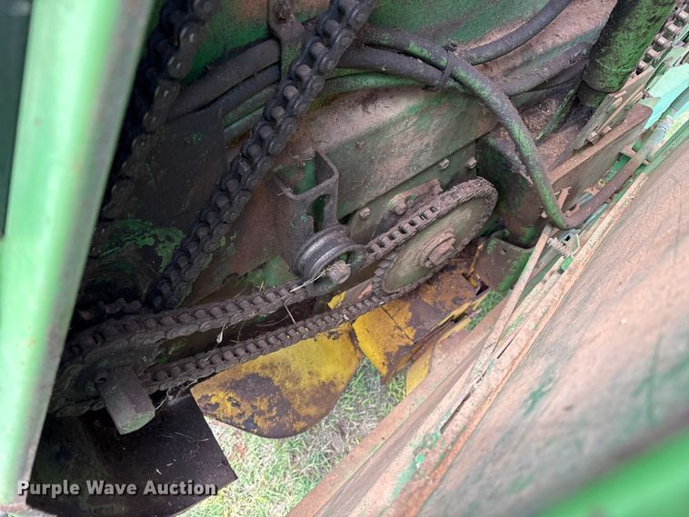 image for item EP0529 1985 John Deere 530 round baler