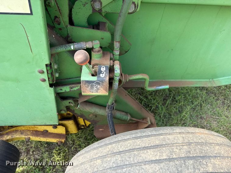 image for item EP0529 1985 John Deere 530 round baler