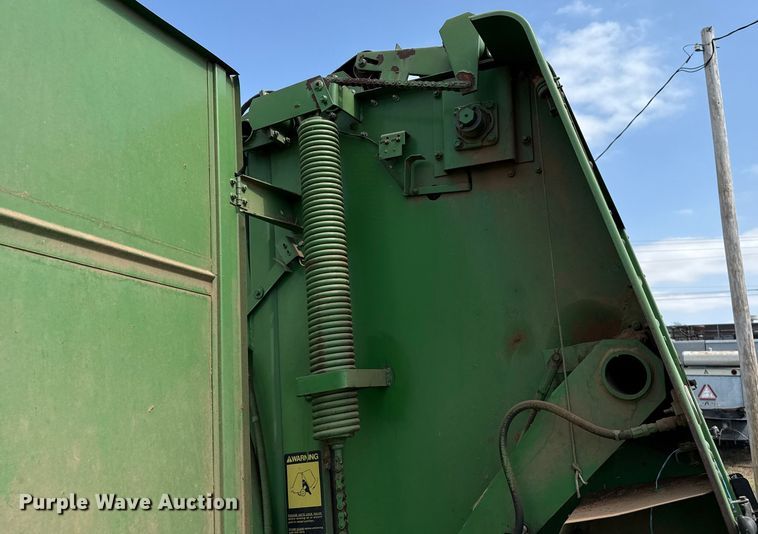 image for item EP0529 1985 John Deere 530 round baler