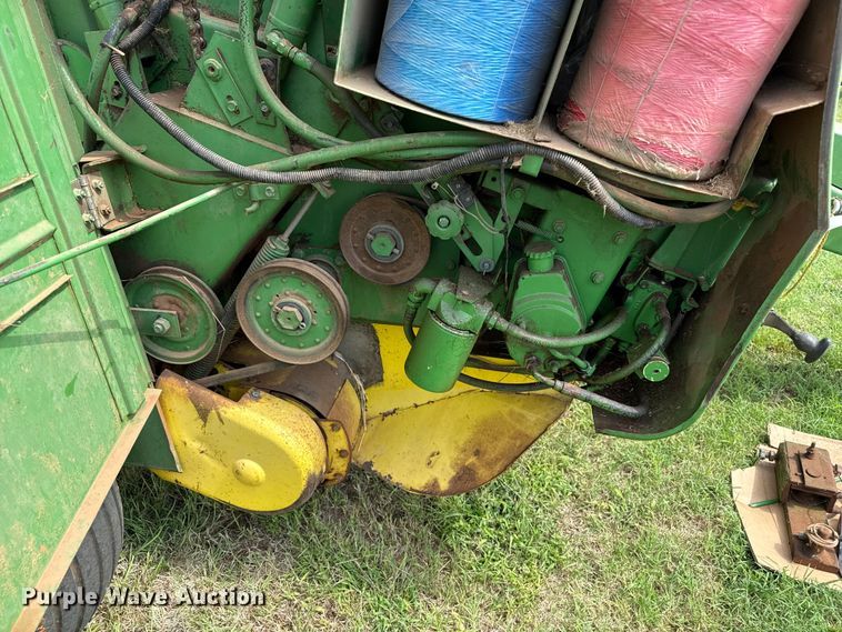 image for item EP0529 1985 John Deere 530 round baler