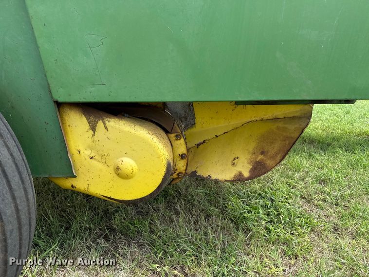 image for item EP0529 1985 John Deere 530 round baler
