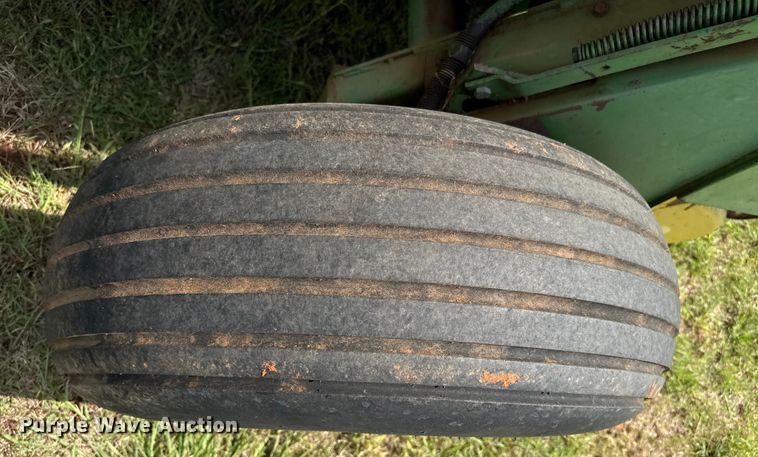 image for item EP0529 1985 John Deere 530 round baler