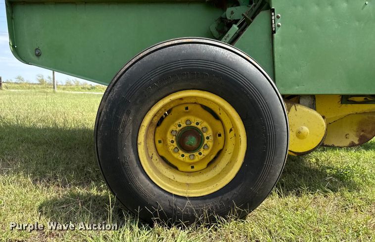 image for item EP0529 1985 John Deere 530 round baler