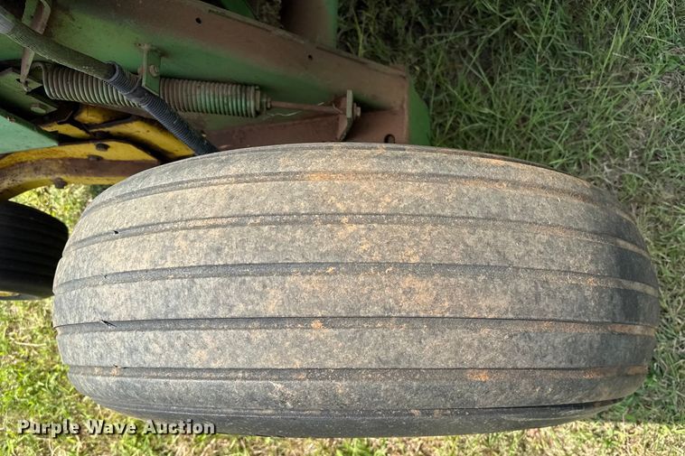 image for item EP0529 1985 John Deere 530 round baler