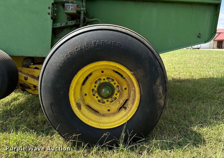 image for item EP0529 1985 John Deere 530 round baler