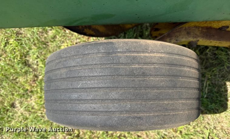 image for item EP0529 1985 John Deere 530 round baler