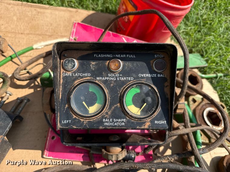 image for item EP0529 1985 John Deere 530 round baler