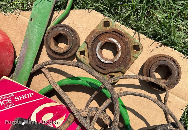 image for item EP0529 1985 John Deere 530 round baler