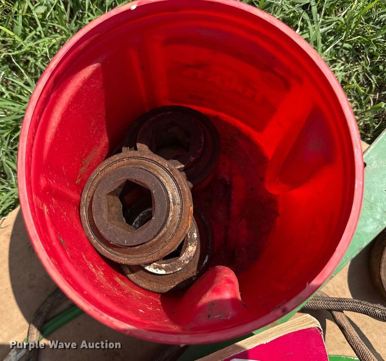 image for item EP0529 1985 John Deere 530 round baler