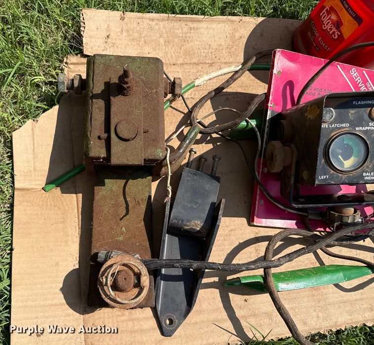 image for item EP0529 1985 John Deere 530 round baler