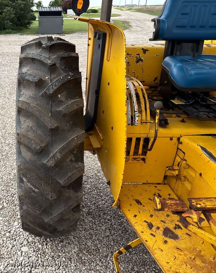 image for item EQ4942 1991 Case IH 495 tractor