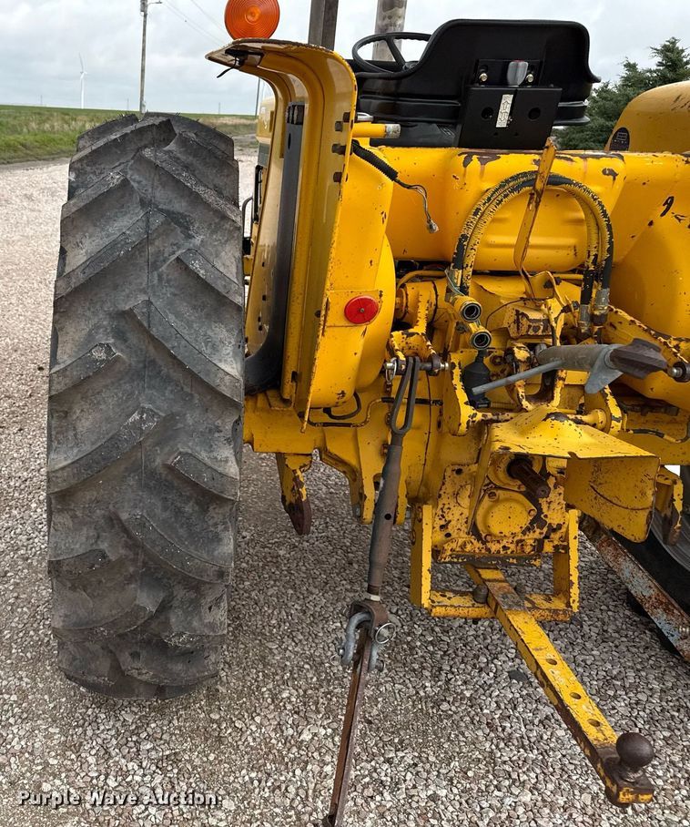 image for item EQ4942 1991 Case IH 495 tractor