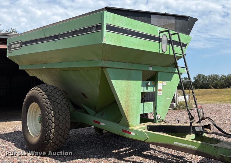 image for item ET4548 Parker 710 grain cart