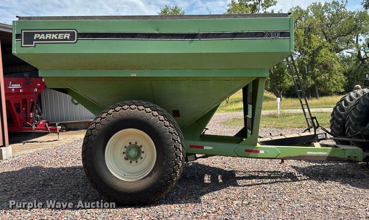 image for item ET4548 Parker 710 grain cart