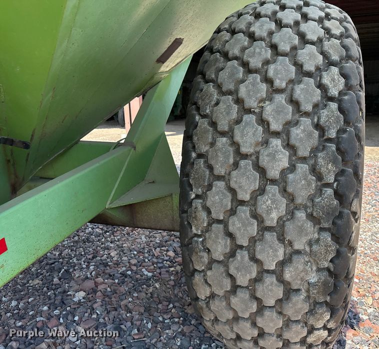 image for item ET4548 Parker 710 grain cart